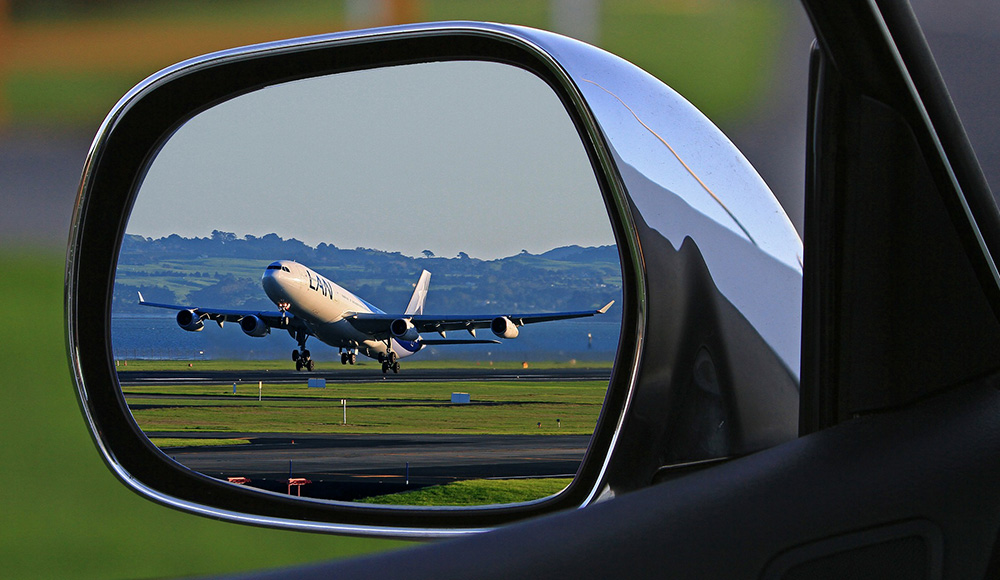 aereo in partenza dall'aeroporto marco polo