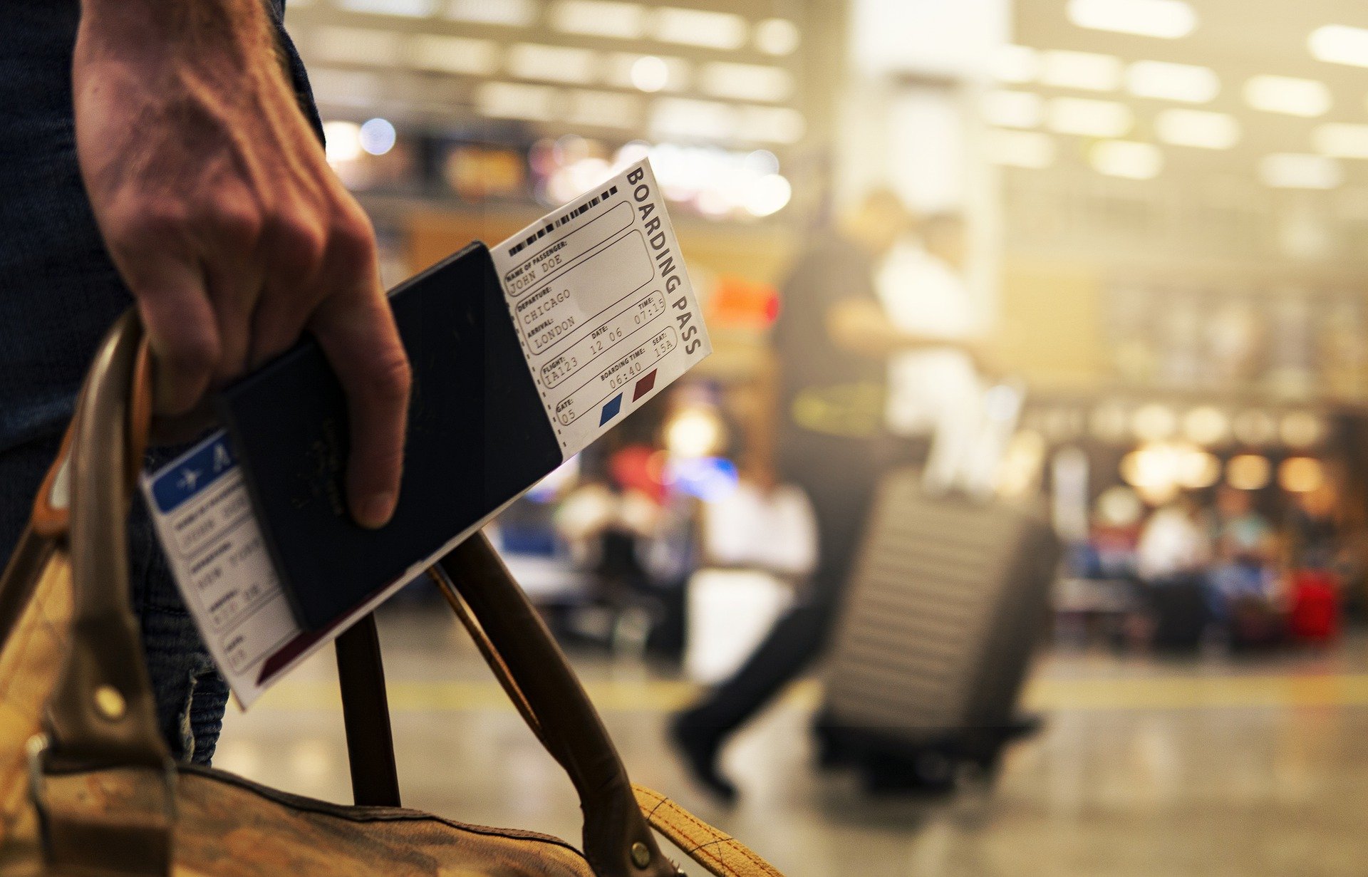  Turista con biglietto aereo in mano pronto per la partenza all'aeroporto di treviso