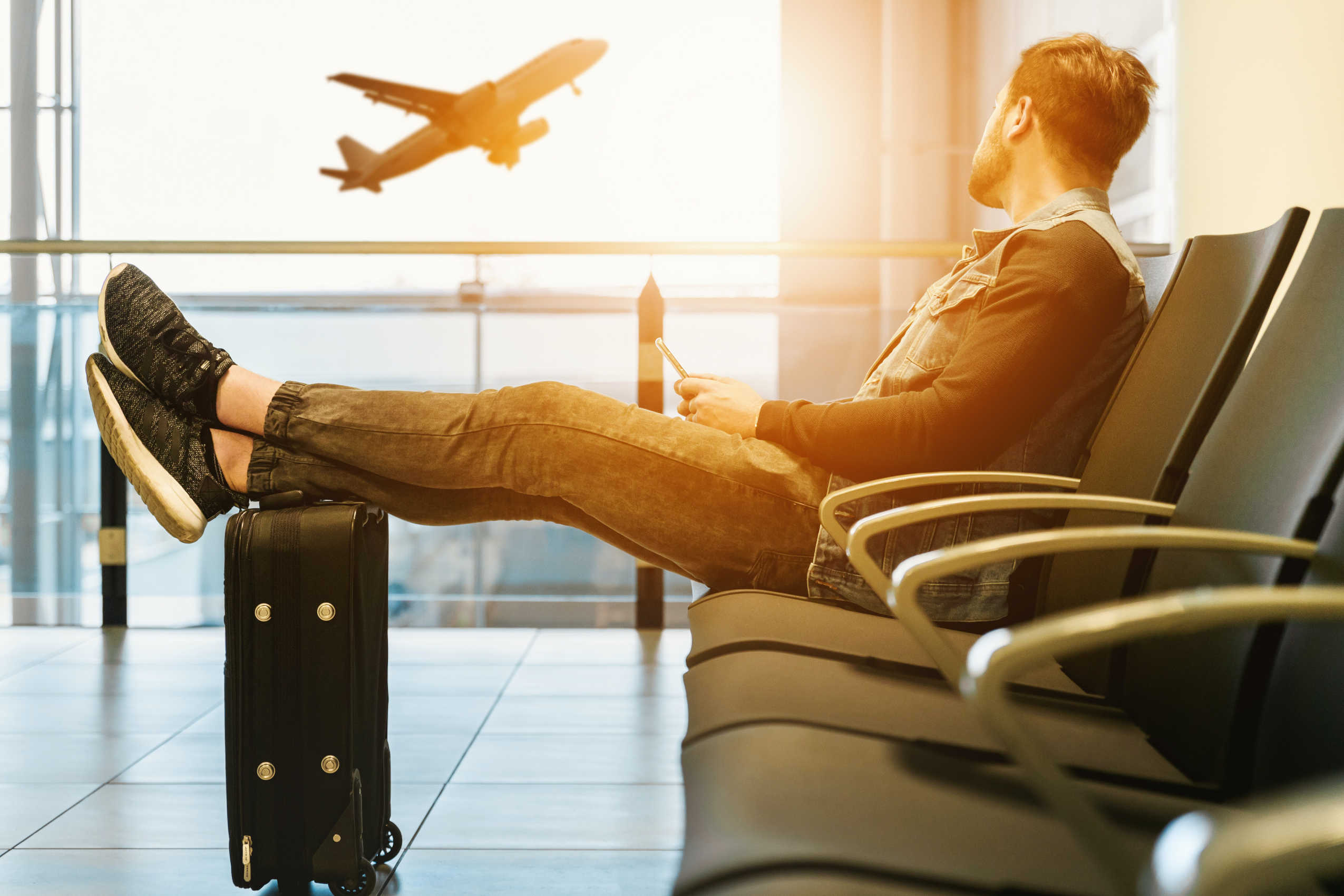 ragazzo che aspetta di partire all'aeroporto di treviso dopo aver parcheggiato