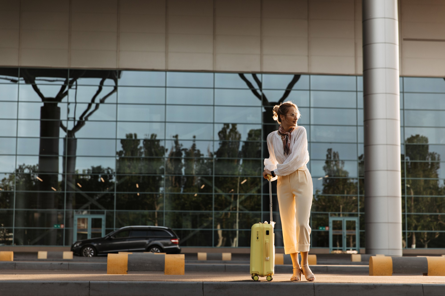 donna che ha appena parcheggiato low cost da Parkgold all'aeroporto di venezia