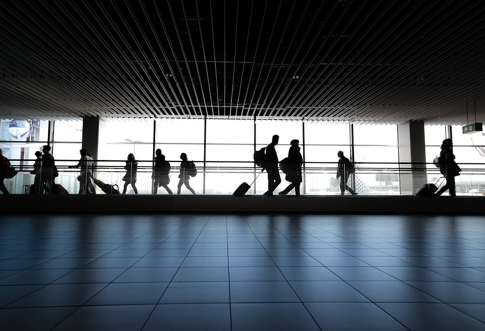 turisti vche camminano all'aeroporto Venezia Marco Polo