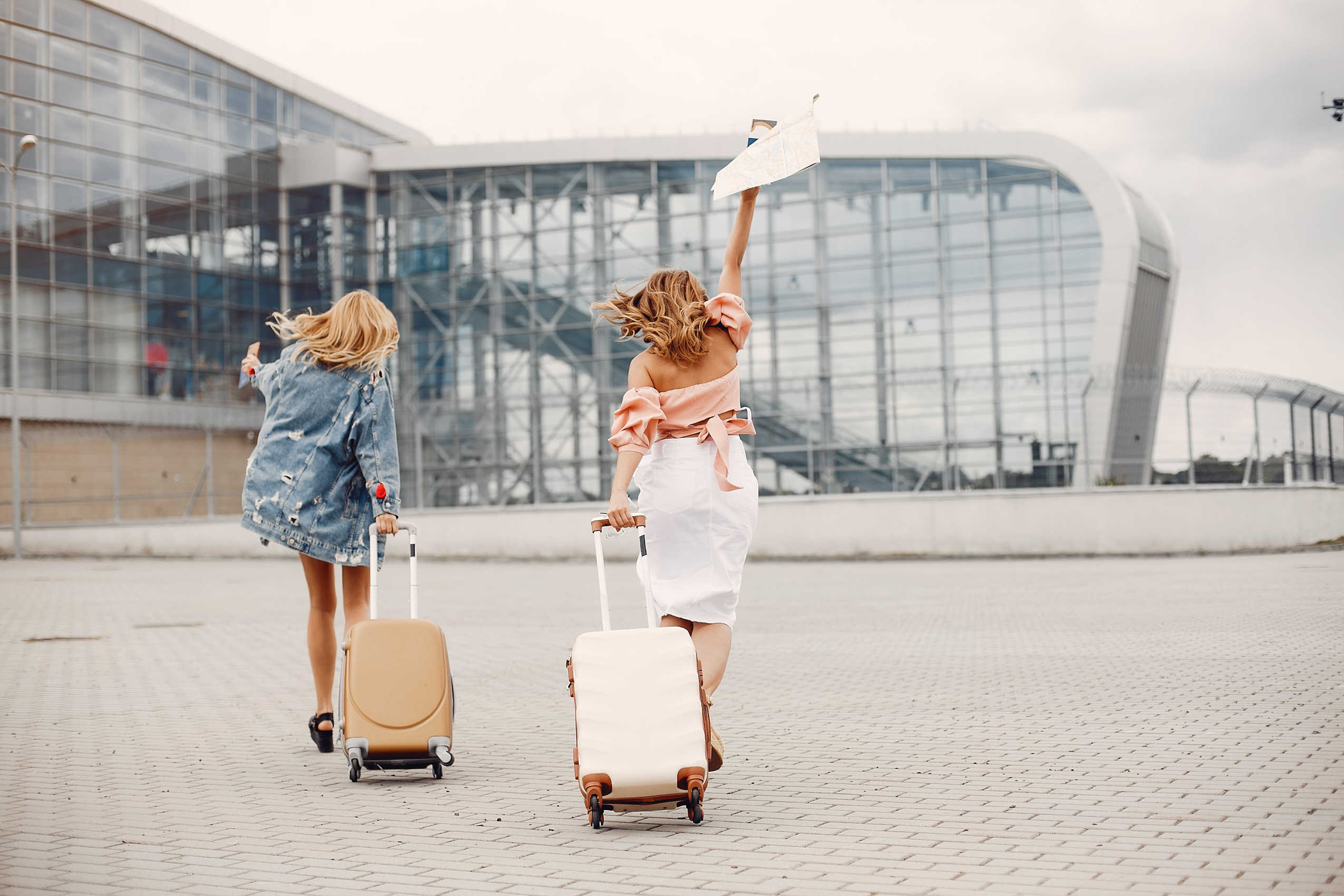 ragazze che corrono a prendere l'aereo dopo aver park all'aeroporto di venezia