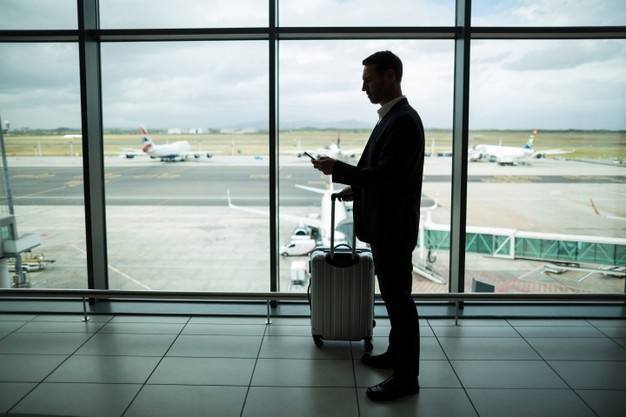 uomo che ha appena parcheggiato vicino all'aeroporto di venezia e che aspetta in aeroporto