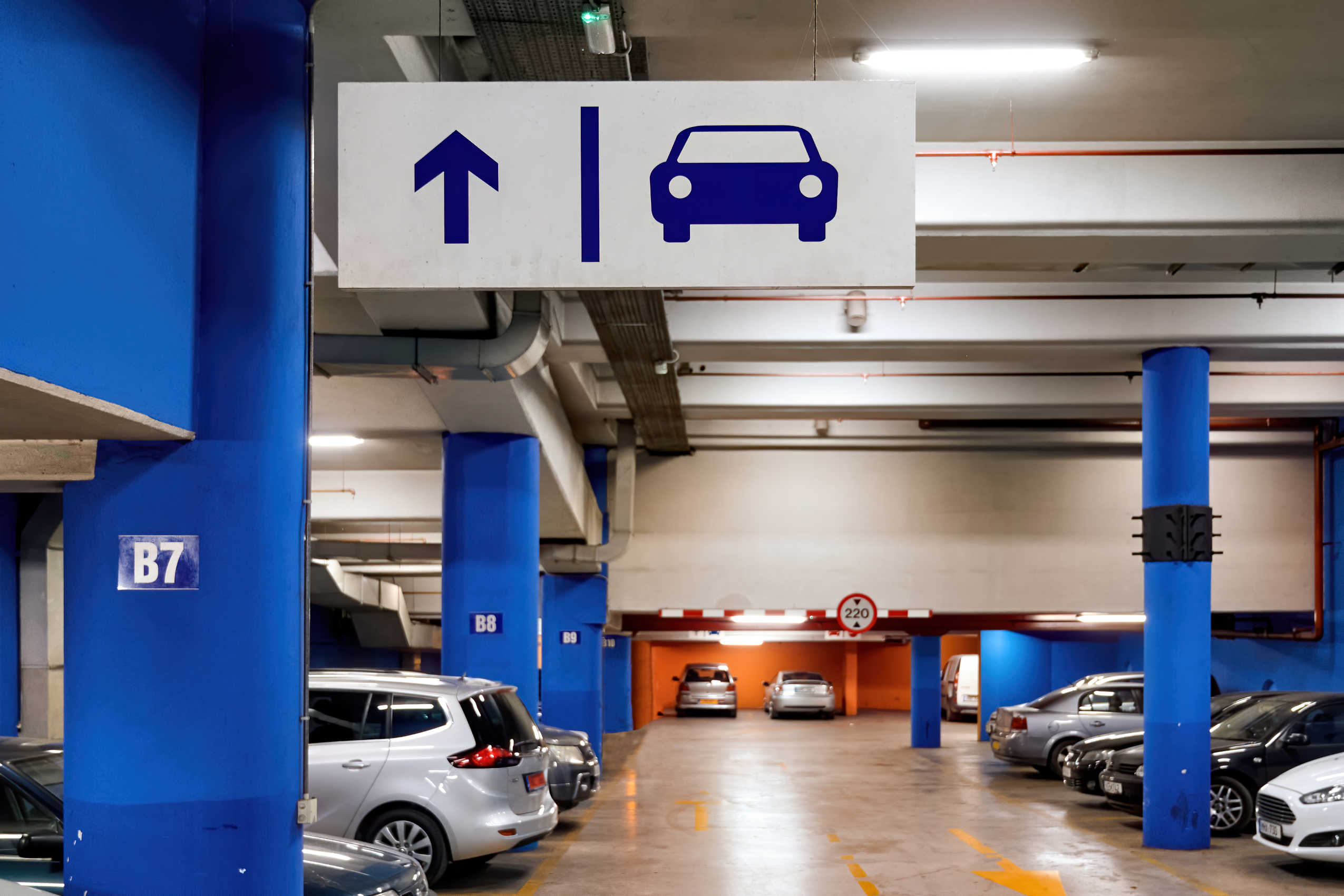 uomo che si dirige verso il parcheggio Parkgold dell'aeroporto Venezia Marco Polo