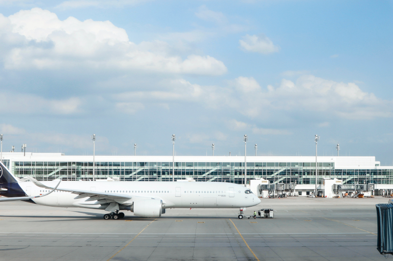 turisti che camminano all'aeroporto Venezia Marco Polo